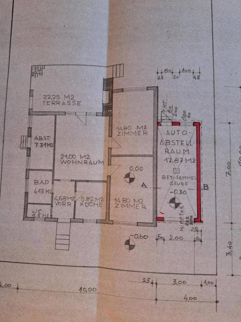 Grundriss des Erdgeschosses mit Terrasse, Wohnraum, Küche und Abstellraum.