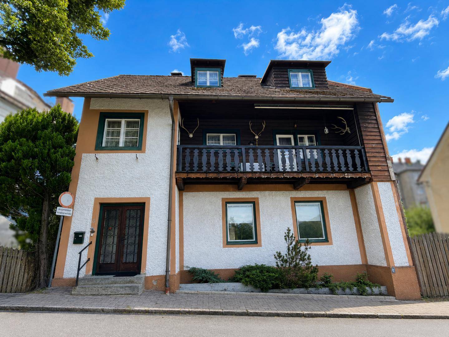 Casă, 200 m², teren 353 m²