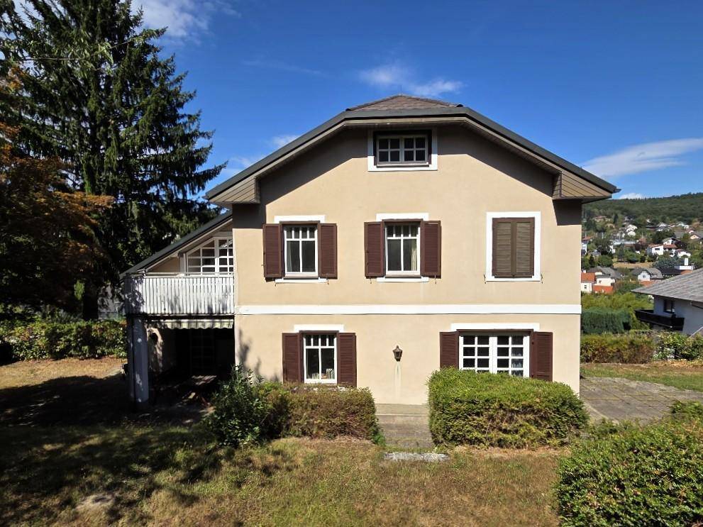 Ansicht des Hauses von der Rückseite mit Balkon und Blick auf die Umgebung.