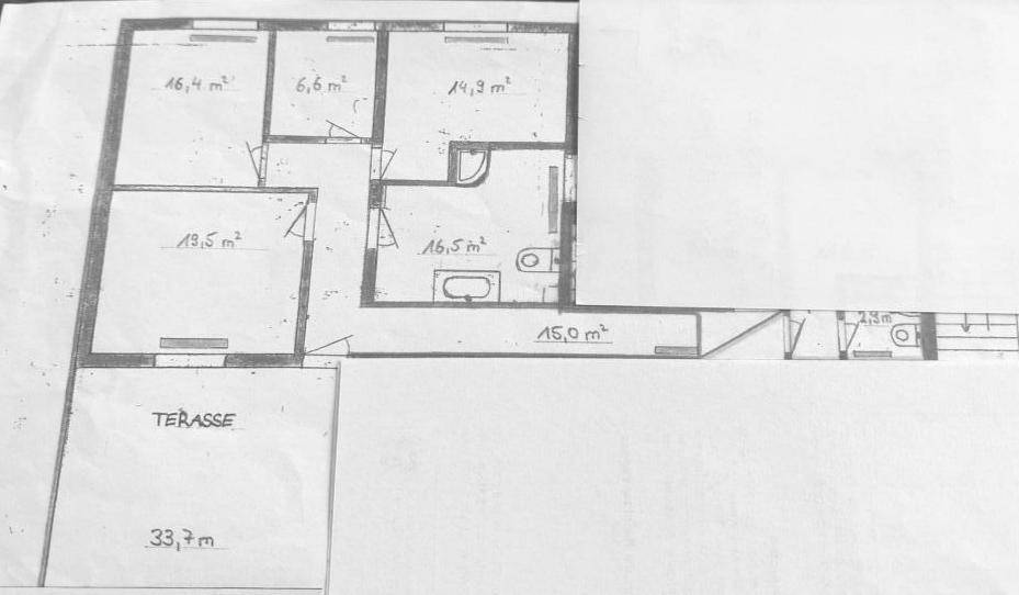 Handgezeichneter Grundriss mit mehreren Zimmern, einem Badezimmer und einer großen Terrasse.