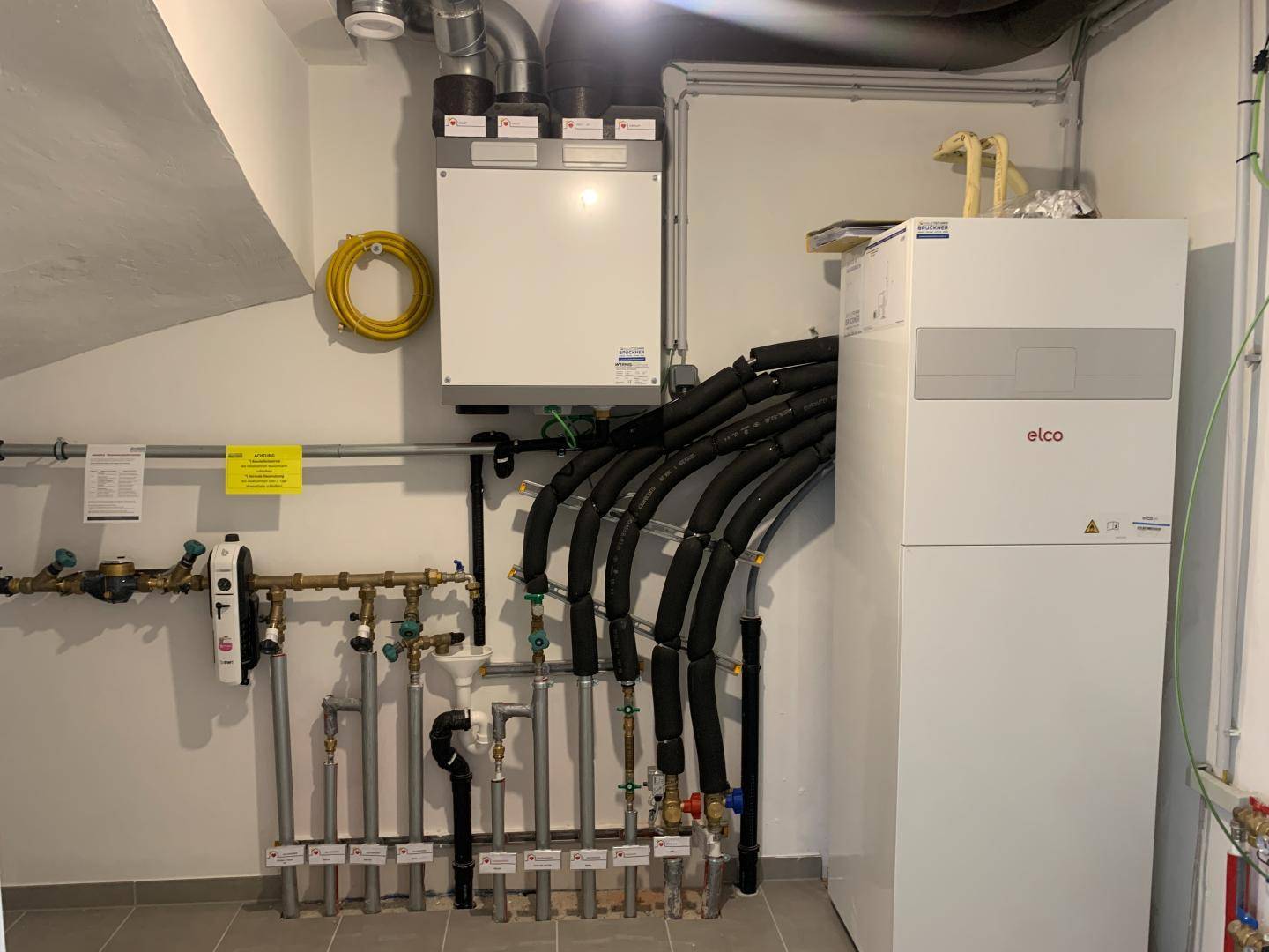 Technikraum mit Heizungsanlage und Wasserinstallationen, funktional und gut organisiert für das Gebäude.