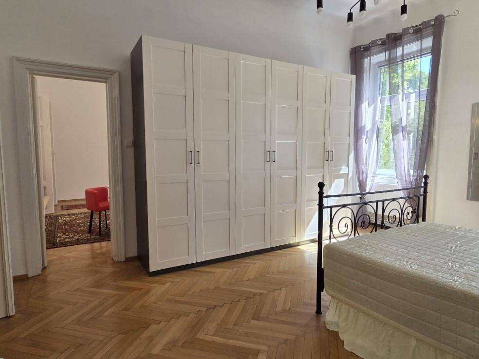 Geräumiges Schlafzimmer mit viel Stauraum durch die großen weißen Einbauschränke.