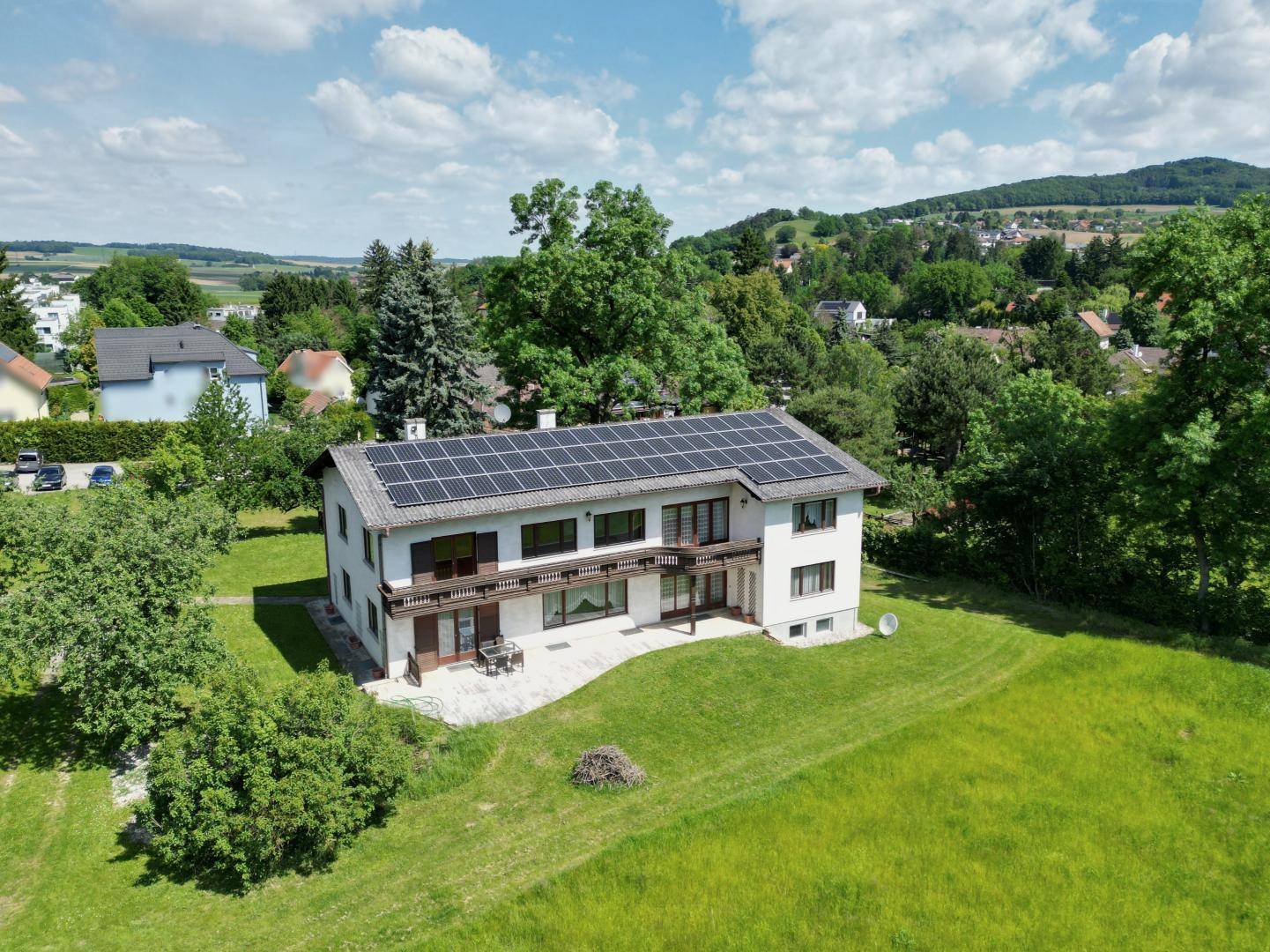 Weitläufige Luftaufnahme des Hauses mit Solaranlage und großem Gartenbereich in ländlicher Umgebung.