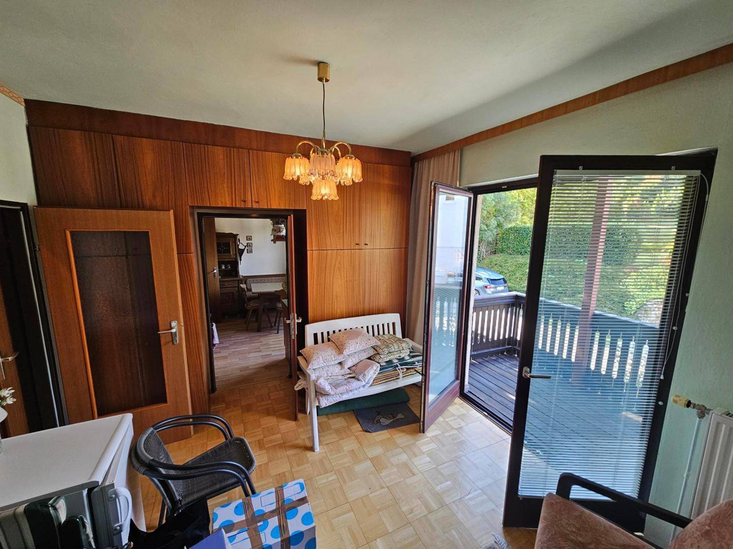 Wohnzimmer mit Balkon