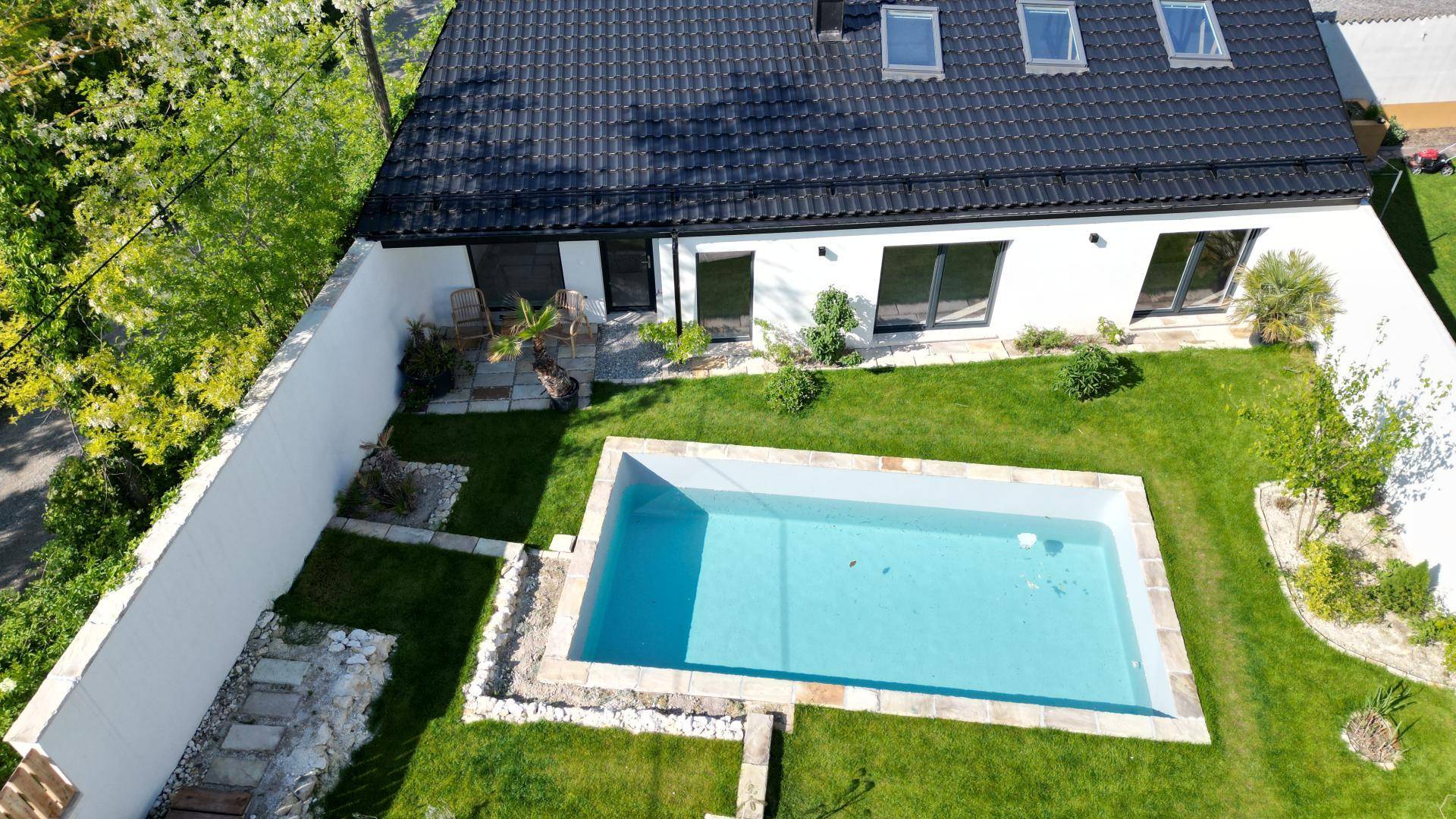 Luftaufnahme Poolhaus und Pool