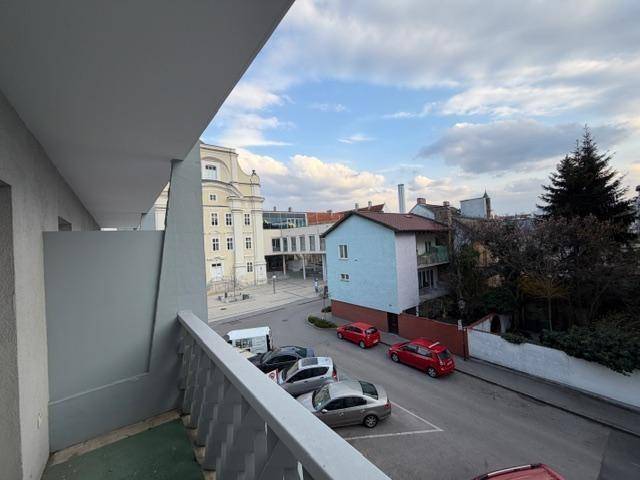 Balkon mit weitem Blick über die Stadt und die angrenzenden Gebäude.