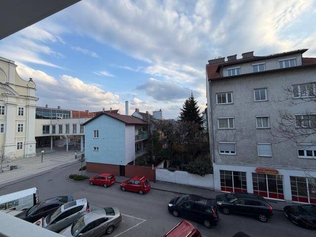 Weitläufiger Blick vom Balkon auf die städtische Umgebung und den Himmel.