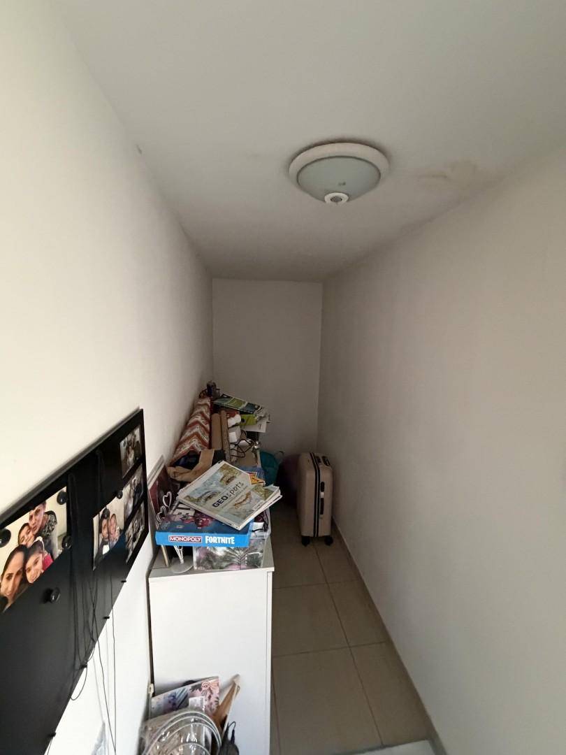 Kleiner Abstellraum mit Fliesenboden und Regalen für zusätzlichen Stauraum.