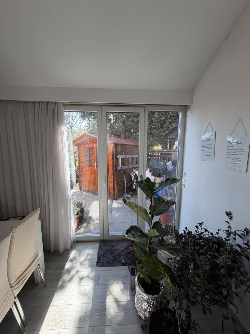Lichtdurchfluteter Essbereich mit hellem Boden und direktem Zugang zum Garten.
