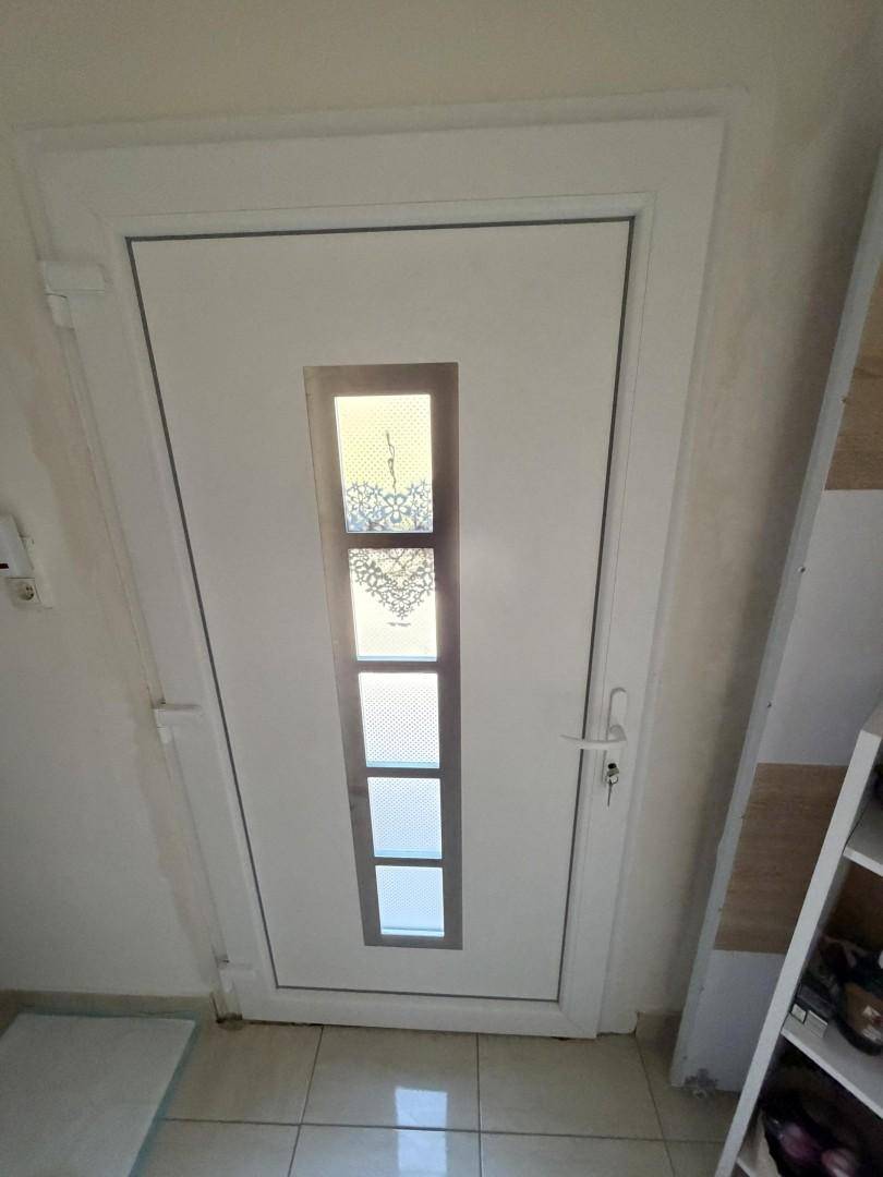 Helle Eingangstür mit Glaseinsätzen und modernem Design.