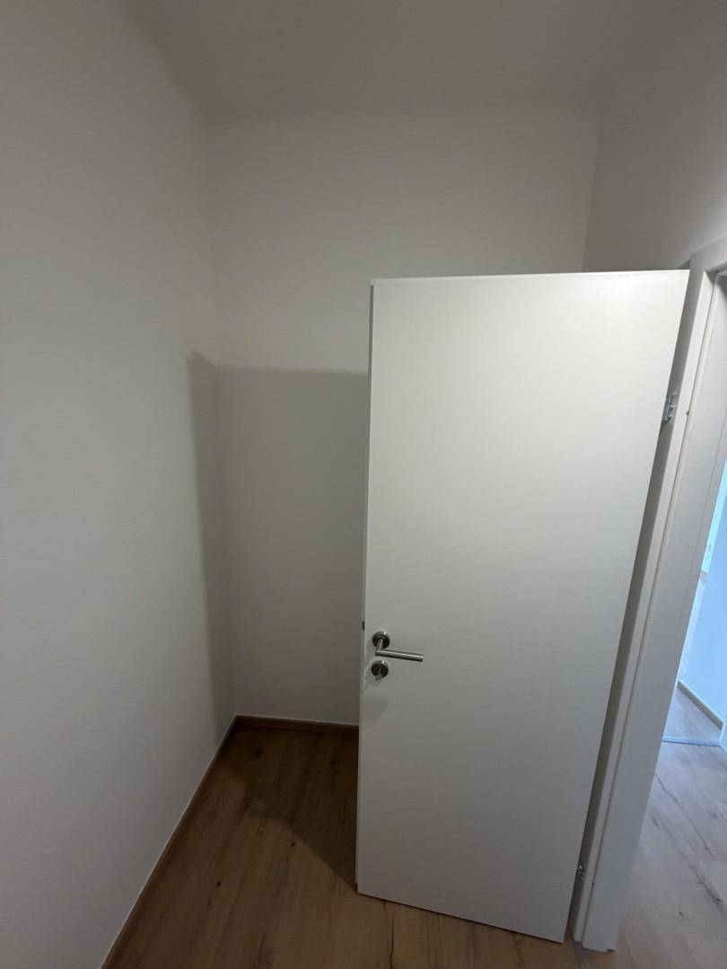 Kleiner Raum mit weißer Tür, ideal als Abstellkammer oder begehbarer Schrank.