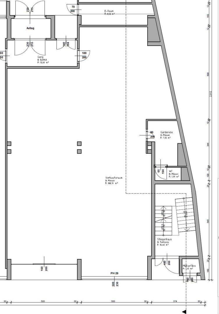 Grundrissplan eines Gewerbeobjekts mit einer großen Verkaufsfläche, Treppenhaus und einem Aufzug.