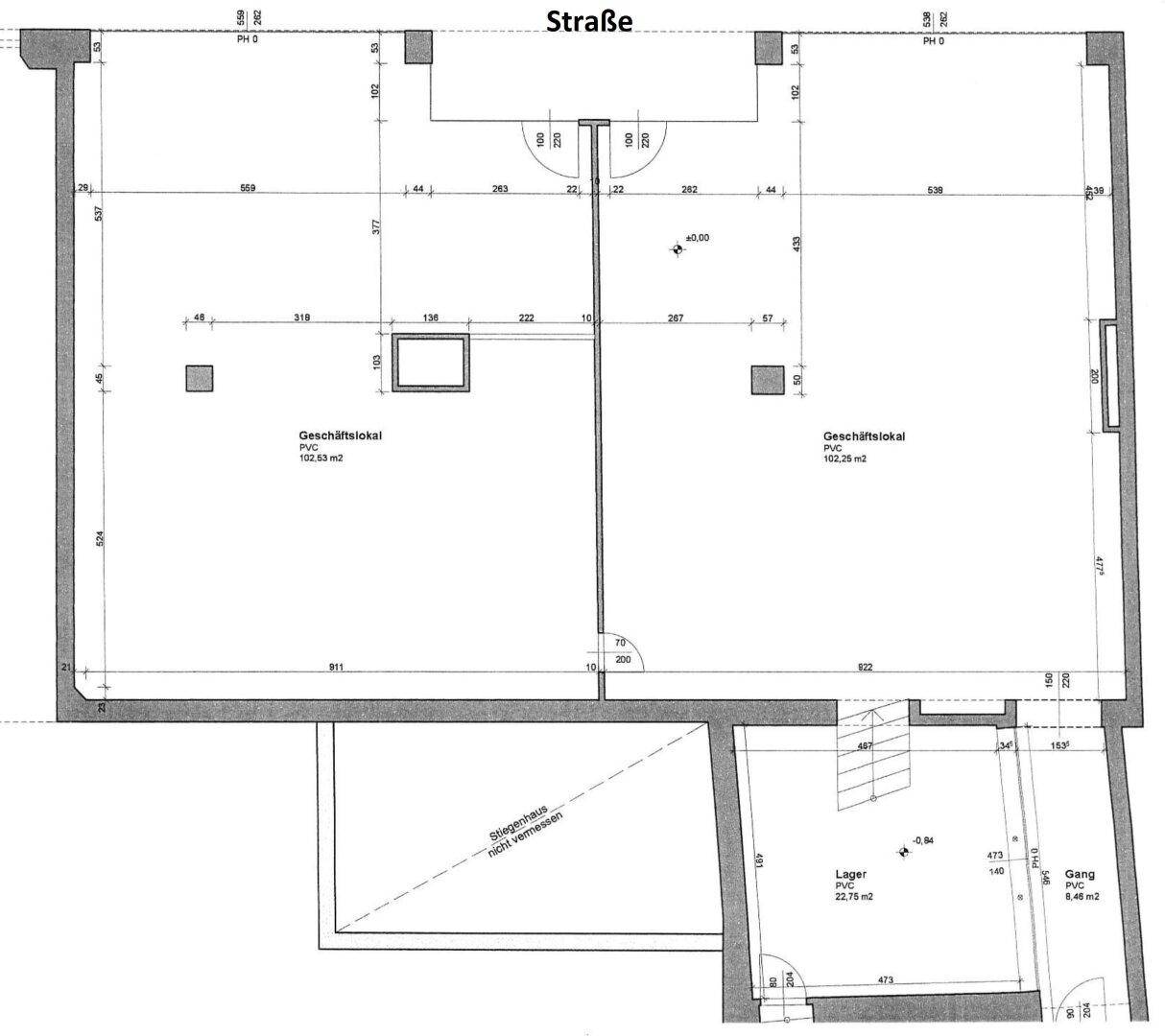 Grundrissplan zeigt zwei Geschäftsräume mit Lagerfläche und Zugang zur Straße.