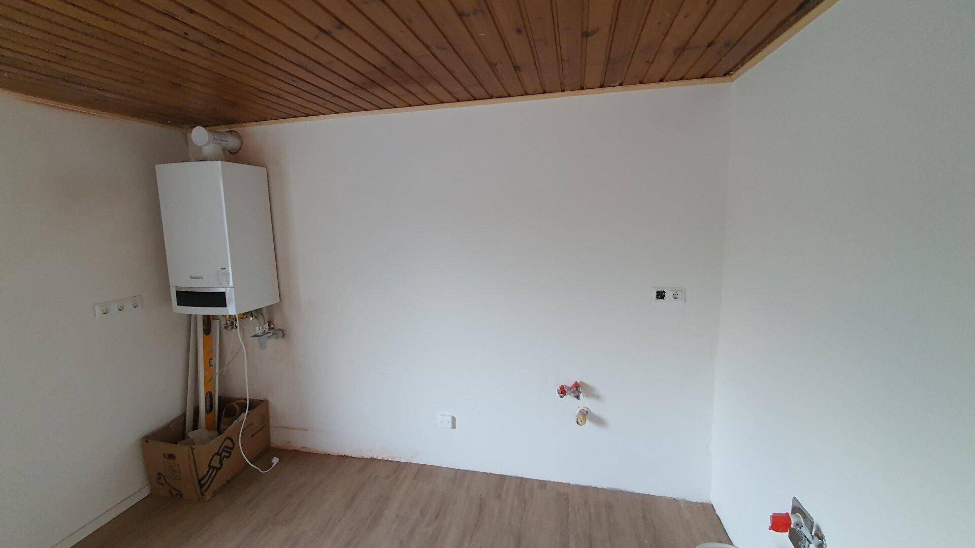 Raum mit Heizungsanlage und Anschlüssen, ideal als Hauswirtschaftsraum oder Technikraum.