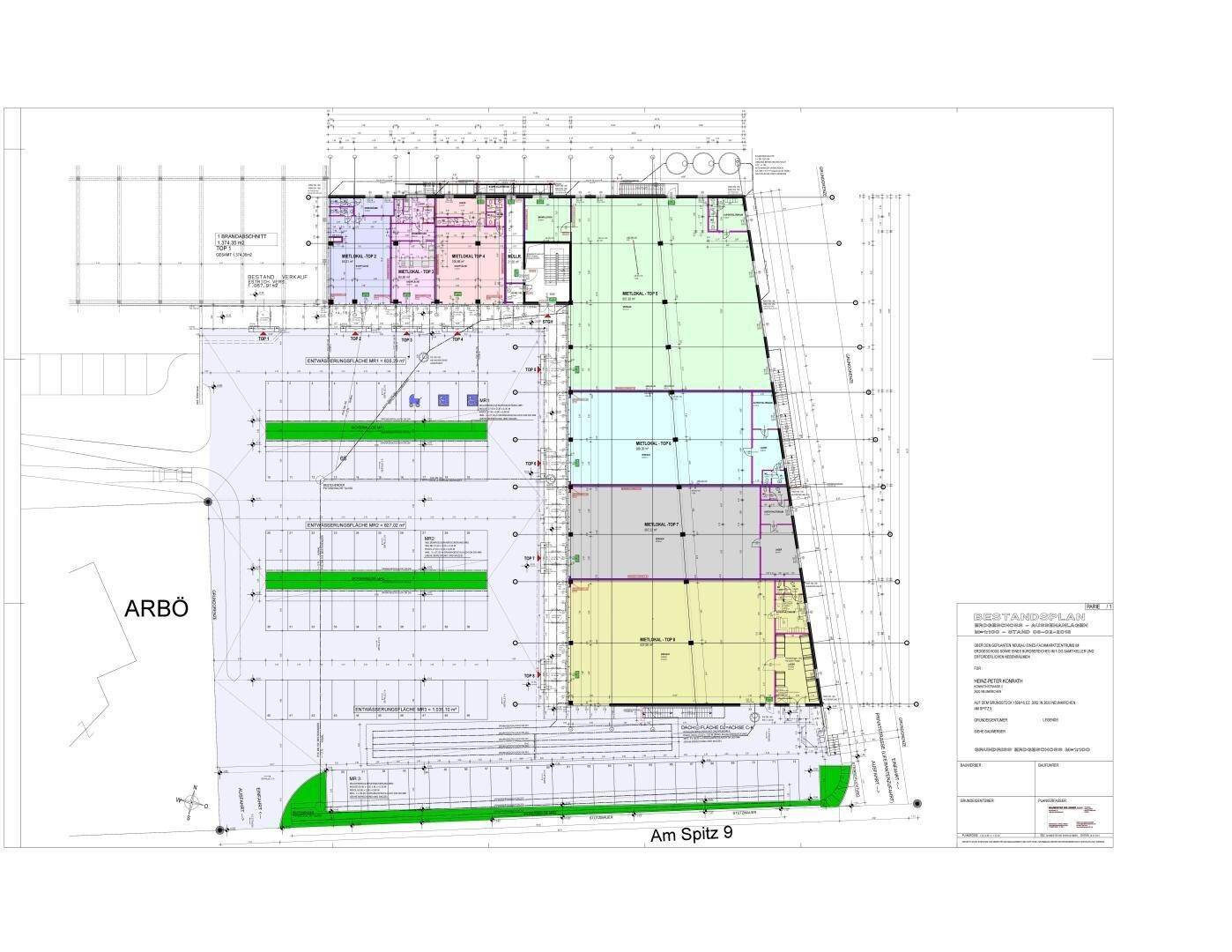 Detaillierter Grundriss eines Gewerbegebäudes mit Parkplätzen und verschiedenen Mietbereichen.