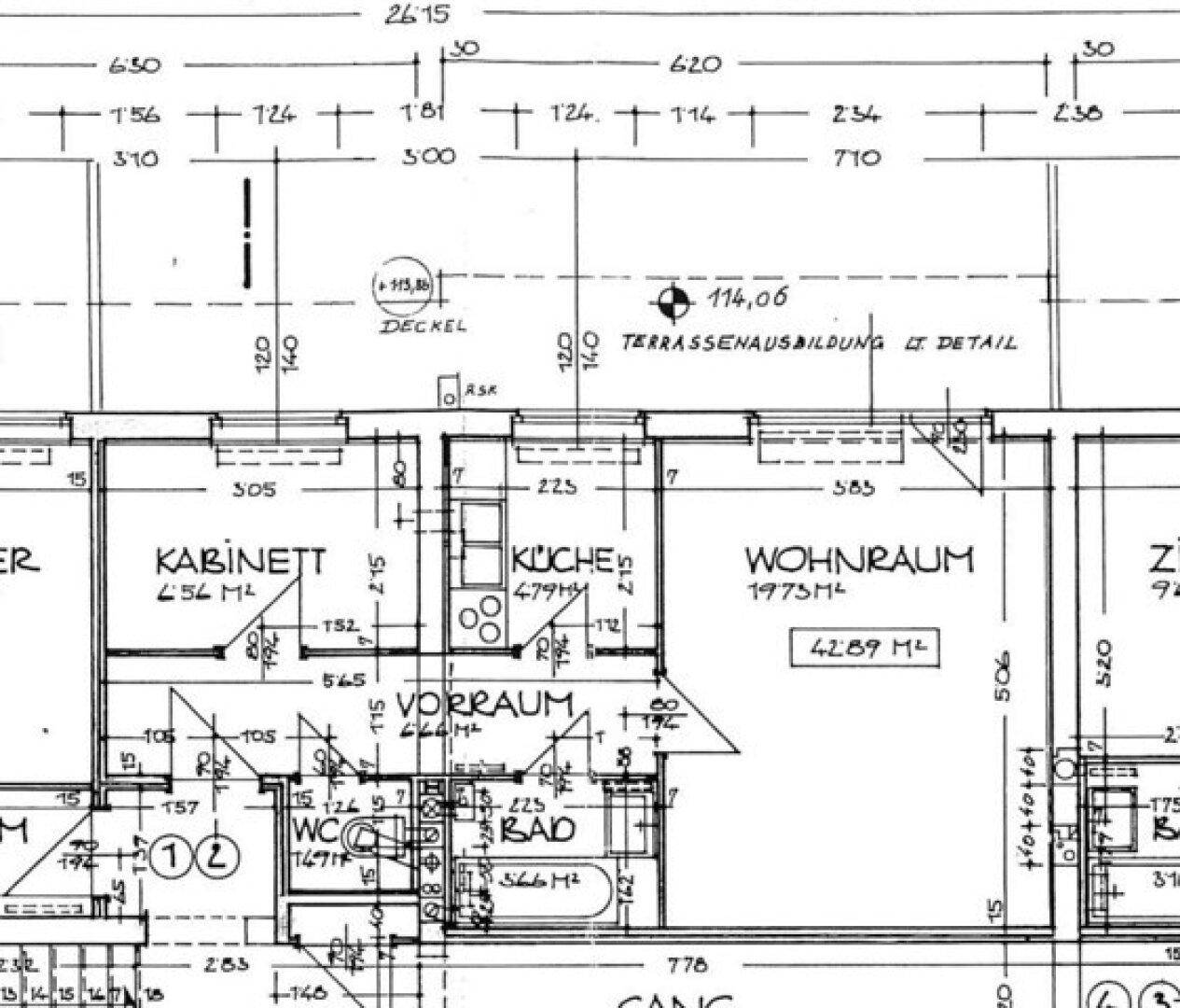 Detaillierter Grundriss mit Wohnraum, Küche, Bad und Vorraum, inklusive Maßen.