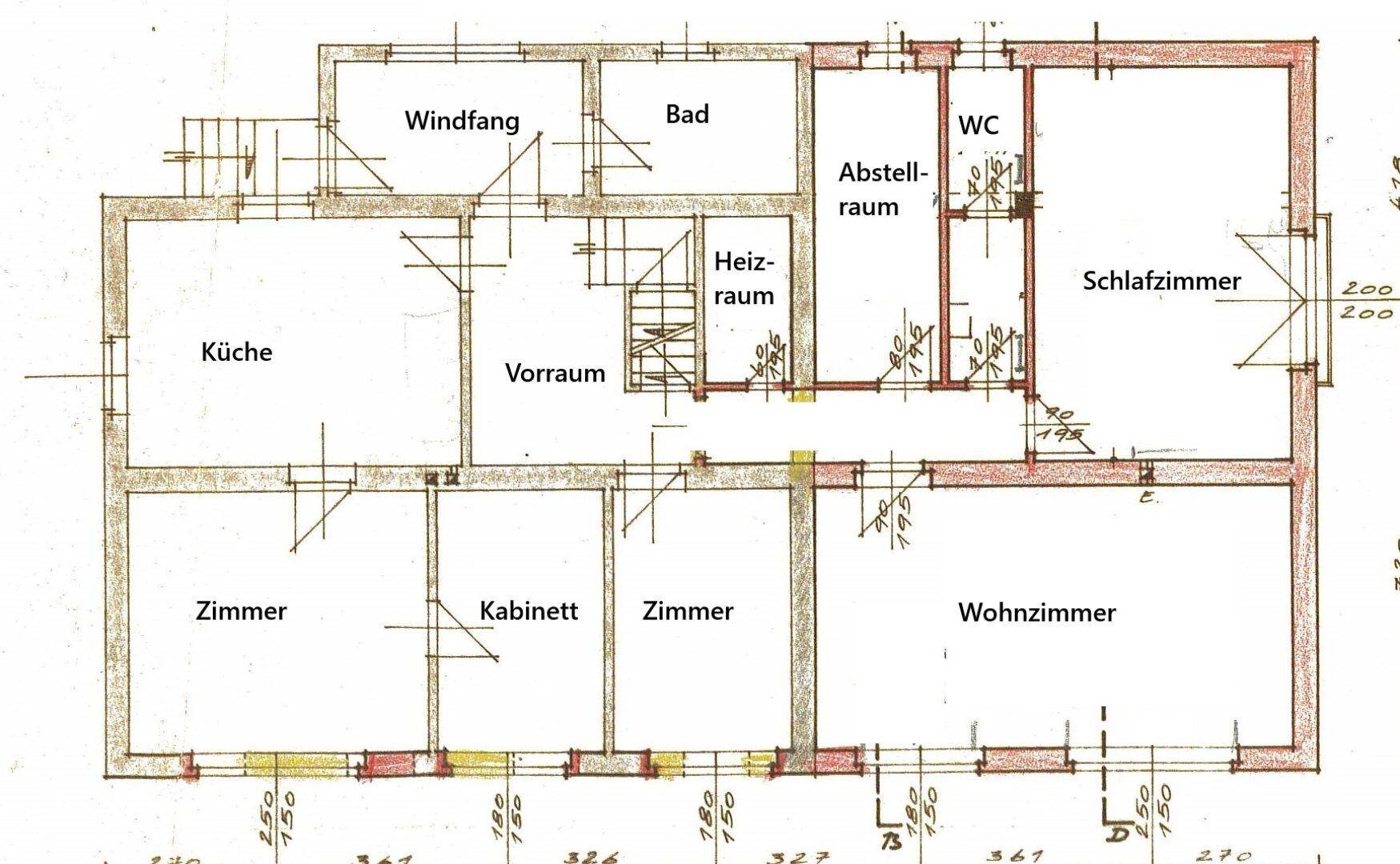 Handgezeichneter Grundriss des Erdgeschosses mit verschiedenen Räumen und Abmessungen.