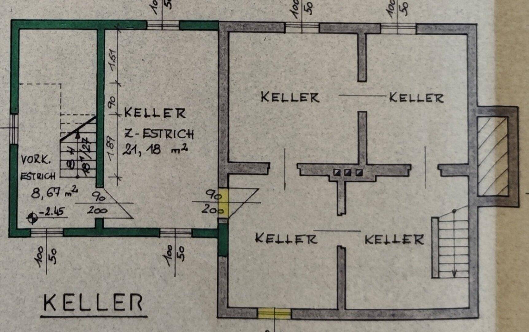 Handgezeichneter Grundriss des Kellergeschosses mit verschiedenen Kellerräumen.