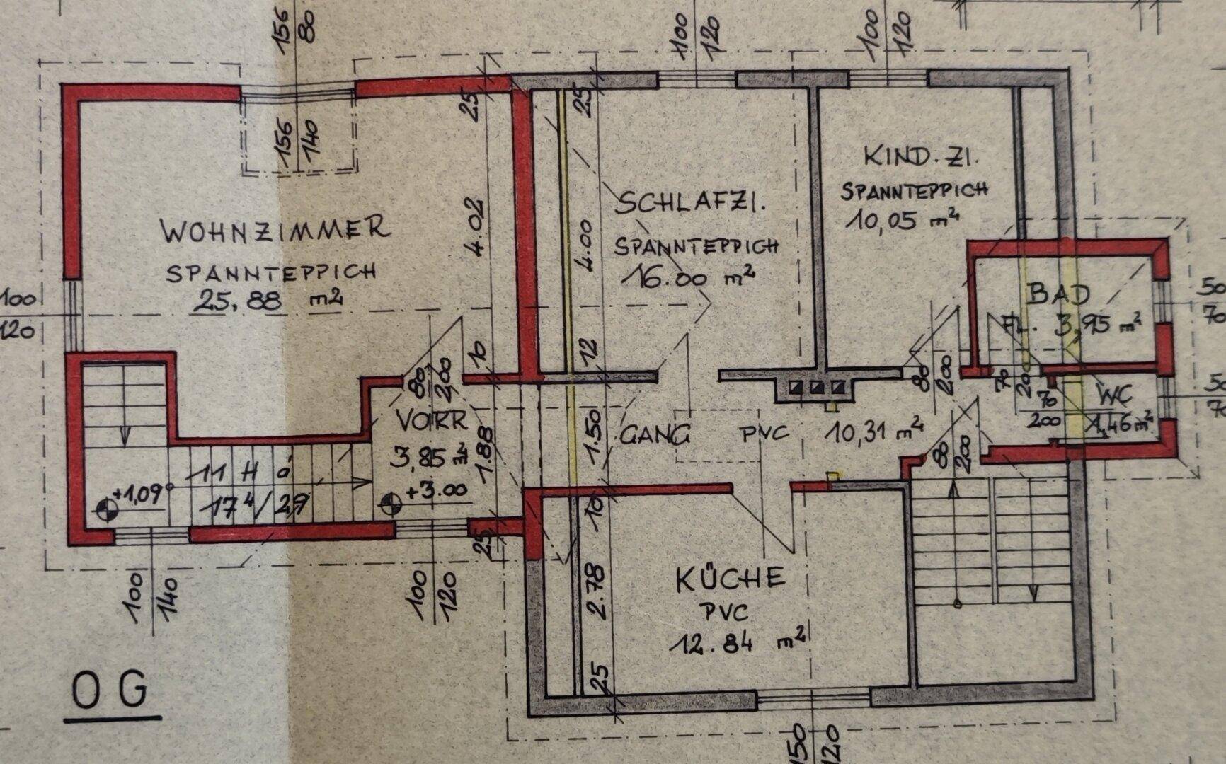 Grundriss des Obergeschosses mit Wohnzimmer, Schlafzimmer, Kinderzimmer, Bad und Küche.