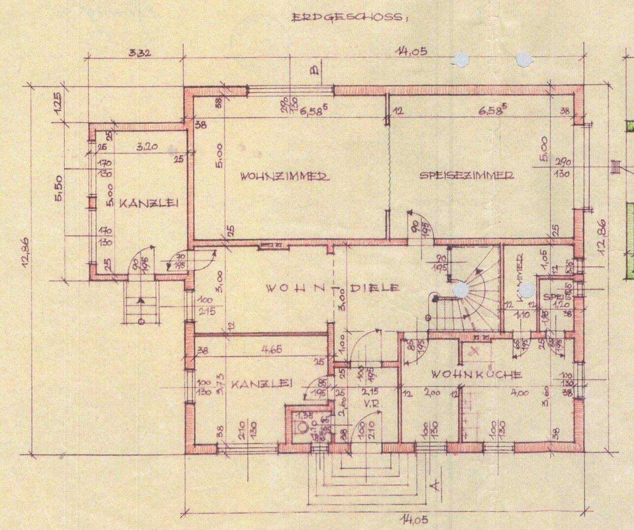 Grundriss des Erdgeschosses mit Wohnzimmer, Esszimmer, Küche und einem separaten Büro.