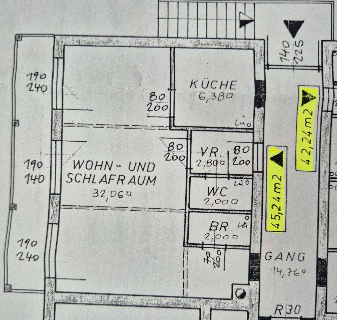 Grundrissplan mit Küche, Wohn- und Schlafraum, WC und Gang, zeigt die Raumaufteilung.