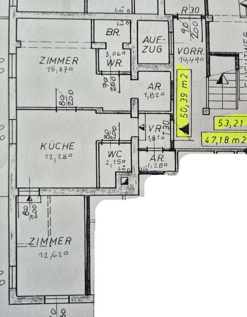 Detaillierter Grundriss mit Raumaufteilung, inklusive Zimmern, Küche und Badbereichen.