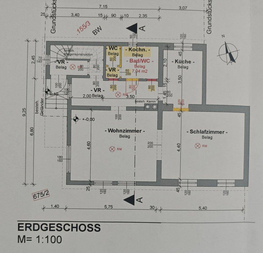 Grundriss des Erdgeschosses mit Wohnzimmer, Schlafzimmer, Küche, Bad und separatem WC, inklusive Kamin.