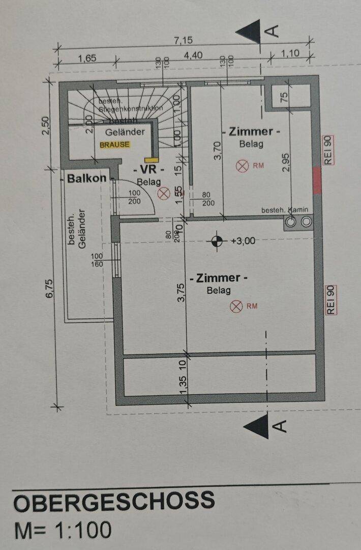 Grundriss des Obergeschosses mit zwei Zimmern, einem Balkon und einem bestehenden Kamin.