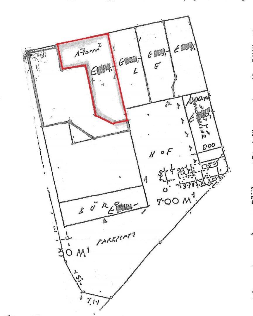 Handgezeichneter Grundrissplan mit verschiedenen Bereichen wie Büro, Parkplatz und Hof.