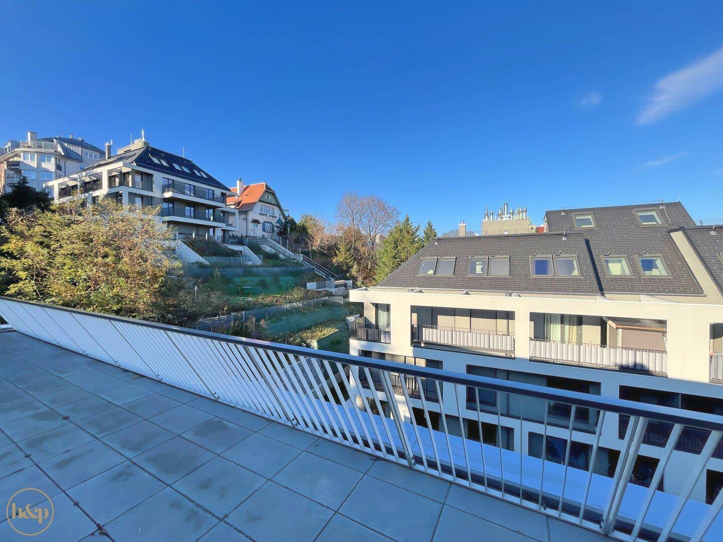Weitläufiger Blick von der Terrasse auf die Nachbarschaft und die umliegenden Gebäude.
