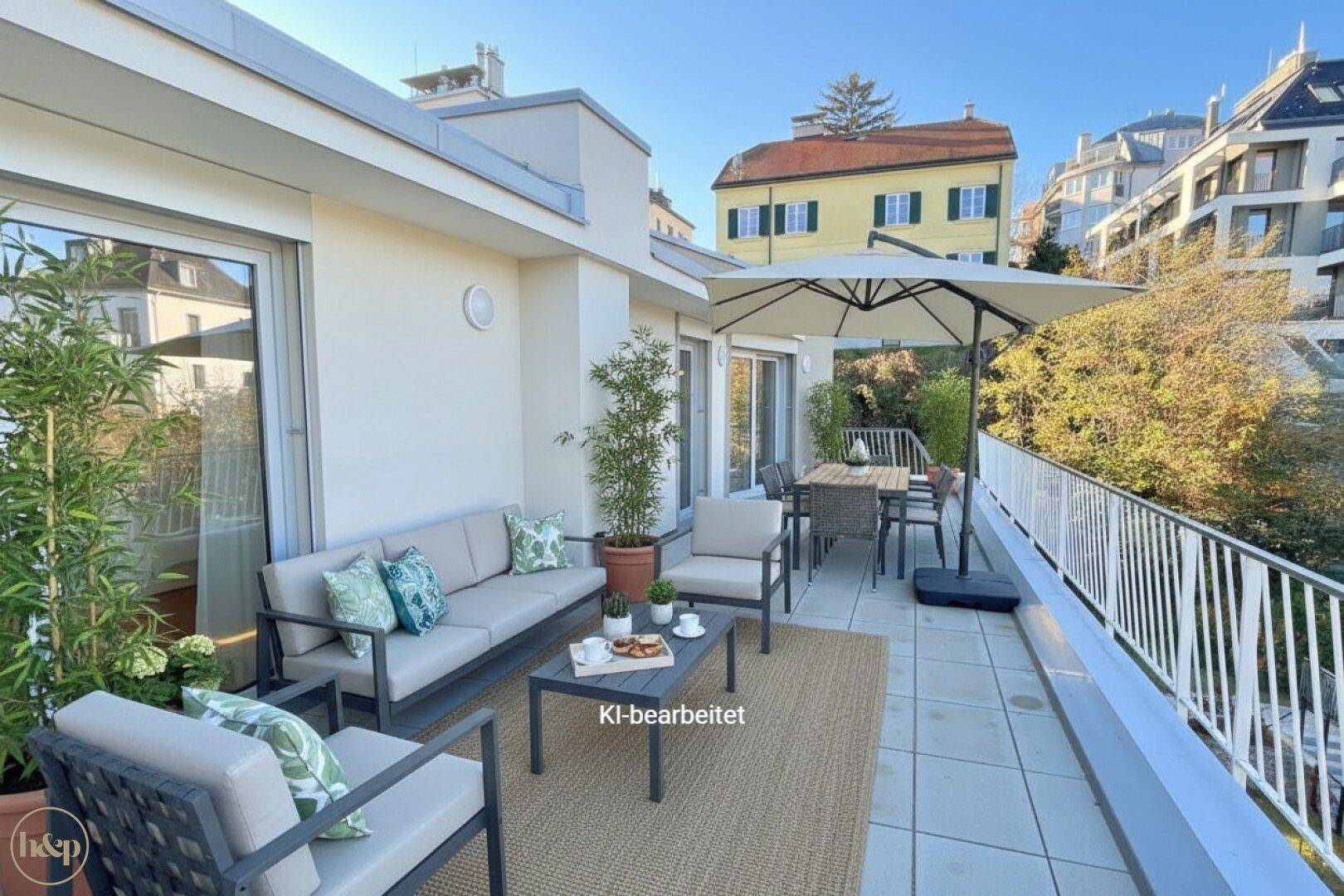 Große, möblierte Dachterrasse mit Essbereich und Lounge-Möbeln, umgeben von Grün.