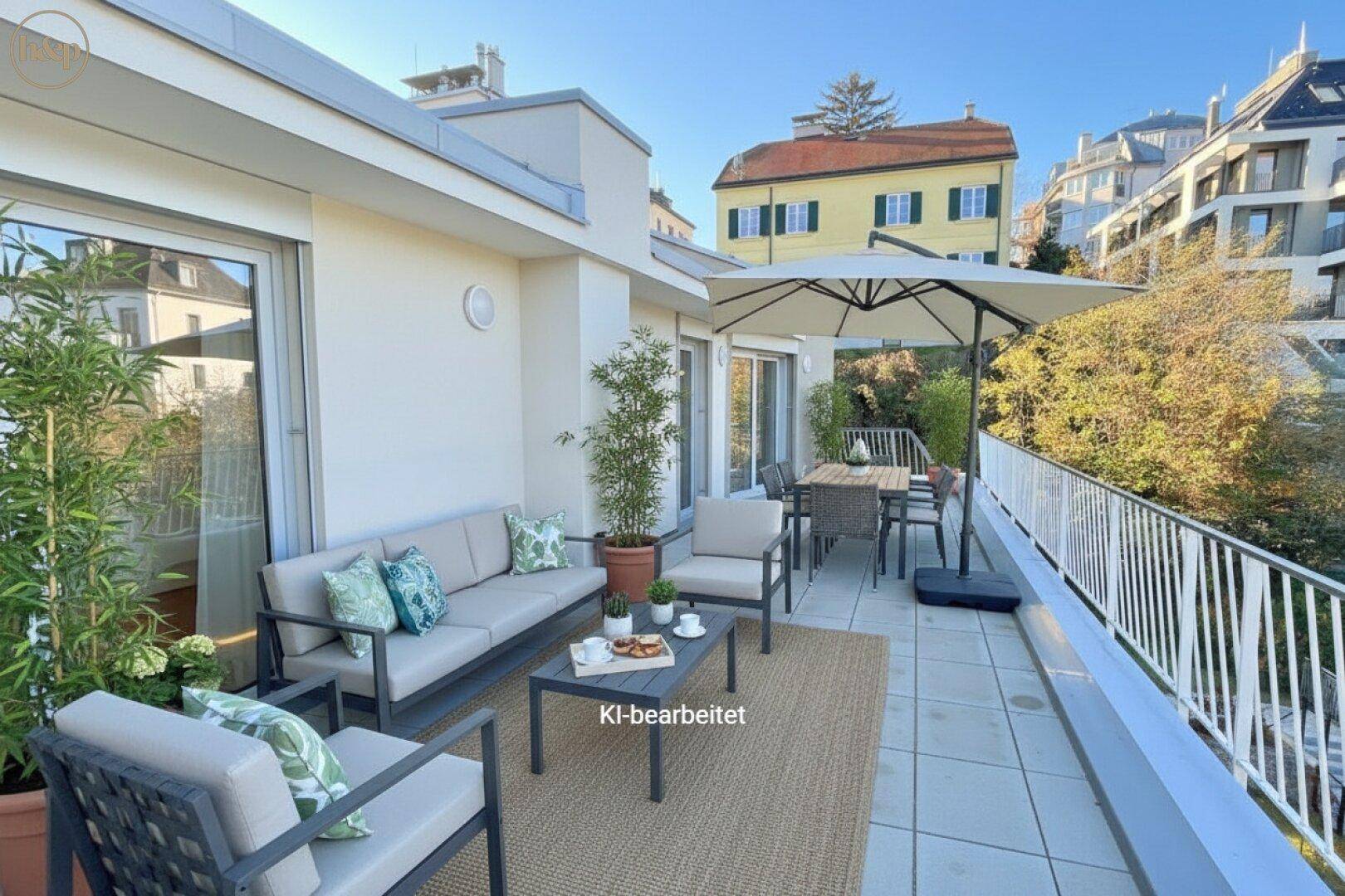 Große, möblierte Dachterrasse mit Sonnenschirm und Blick auf die umliegenden Gebäude.