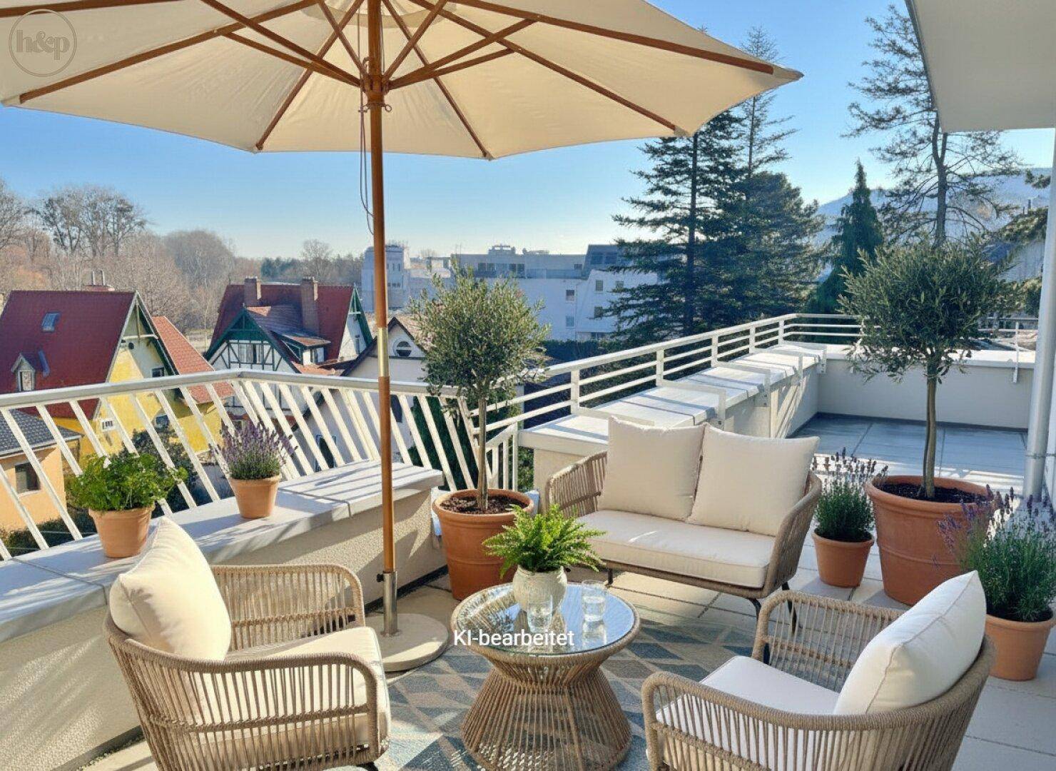 Sonniger Terrassenbereich mit bequemen Outdoor-Möbeln, Sonnenschirm und Pflanzen.