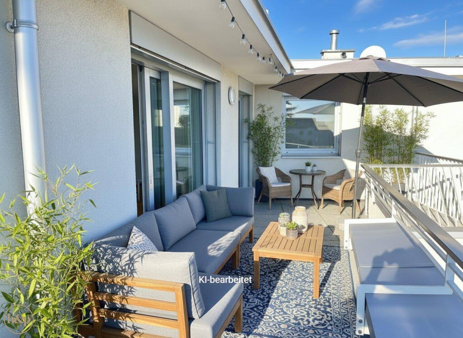 Gemütlicher Balkon mit Loungemöbeln, Teppich und Sonnenschirm, ideal zum Entspannen.