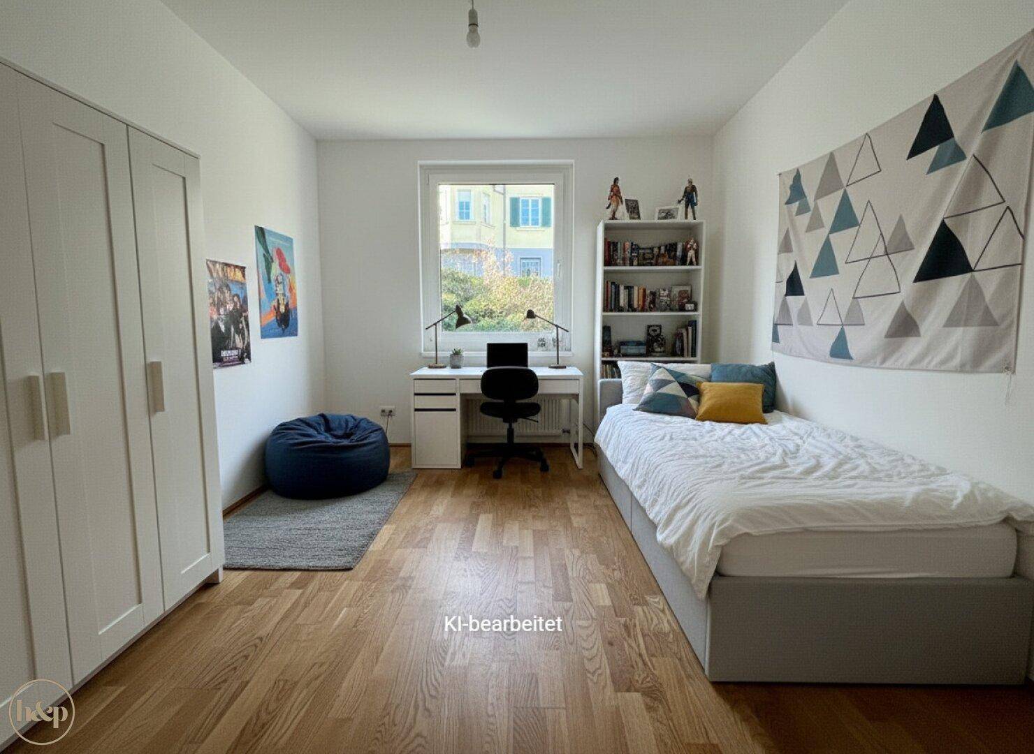Jugendzimmer mit Holzboden, Schreibtisch, Bücherregal und modernem Dekor.