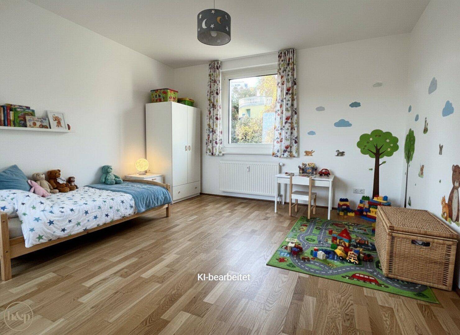 Kinderzimmer mit Holzboden, Einzelbett und spielerischer Wanddekoration.
