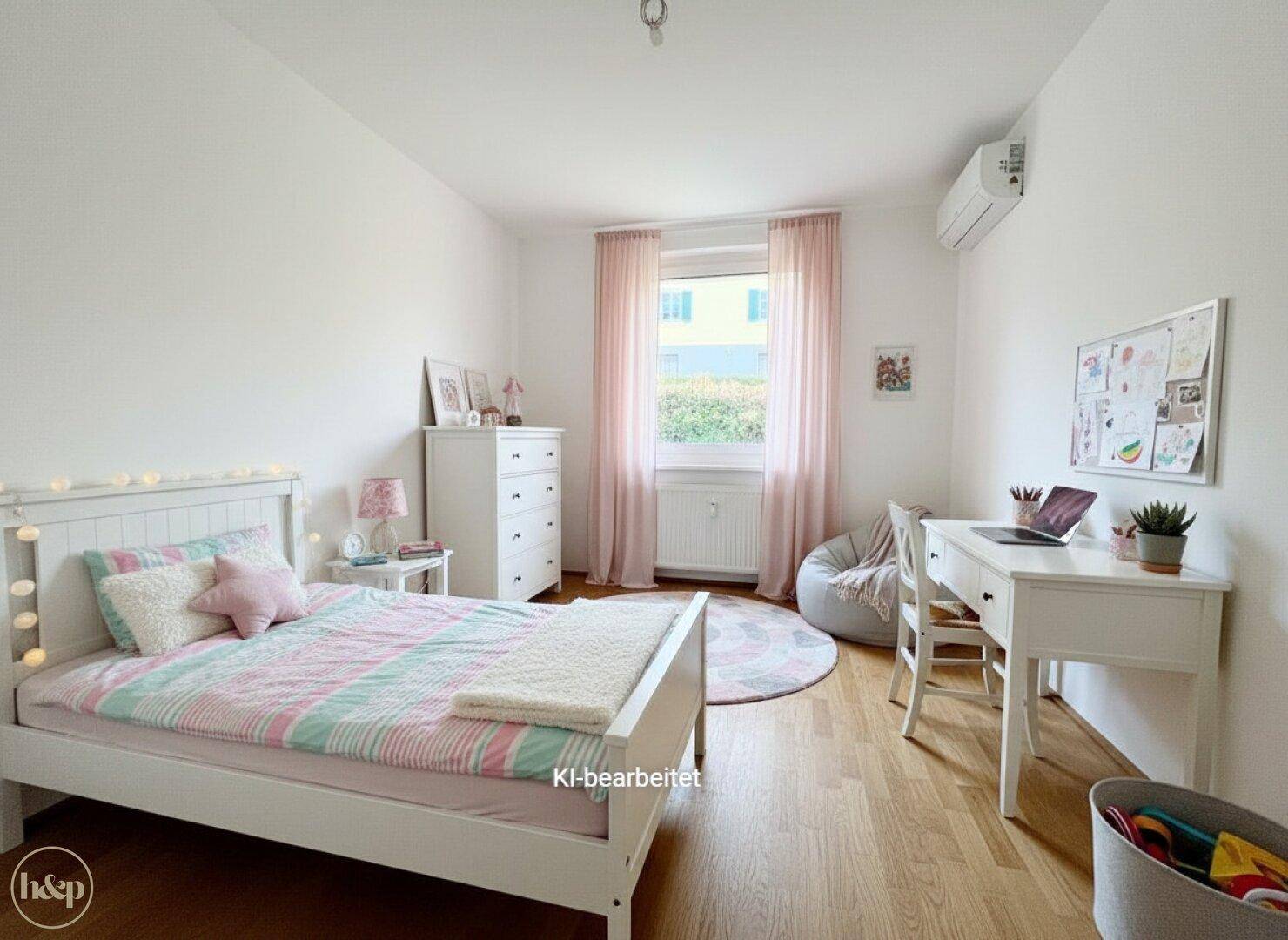 Helles Kinderzimmer mit Einzelbett, Schreibtisch und Klimaanlage.
