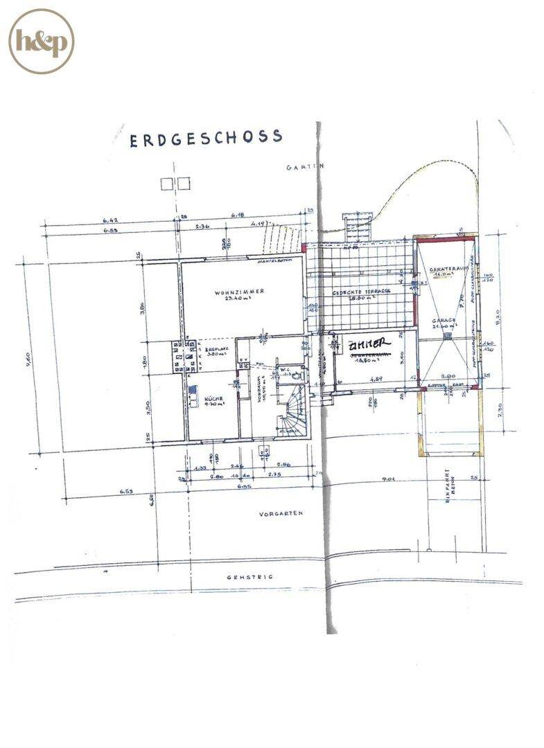 Grundriss des Erdgeschosses mit Wohnzimmer, Küche, überdachter Terrasse und Garage.