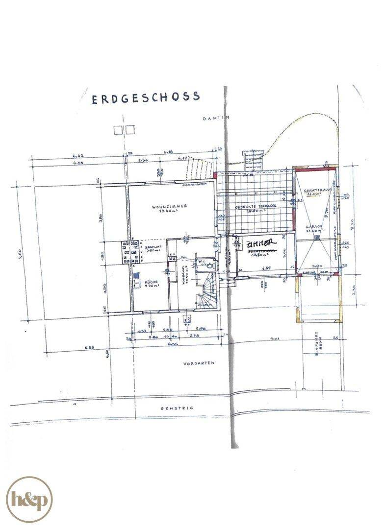 Grundriss des Erdgeschosses mit Wohnzimmer, Küche und einer überdachten Terrasse.