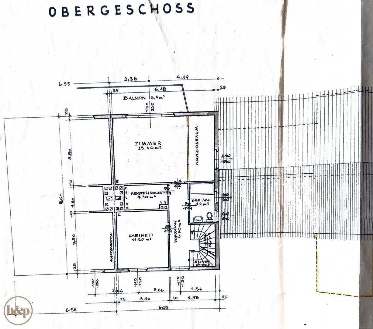 Grundriss des Obergeschosses mit Schlafzimmer, Ankleideraum und Badezimmer mit WC.