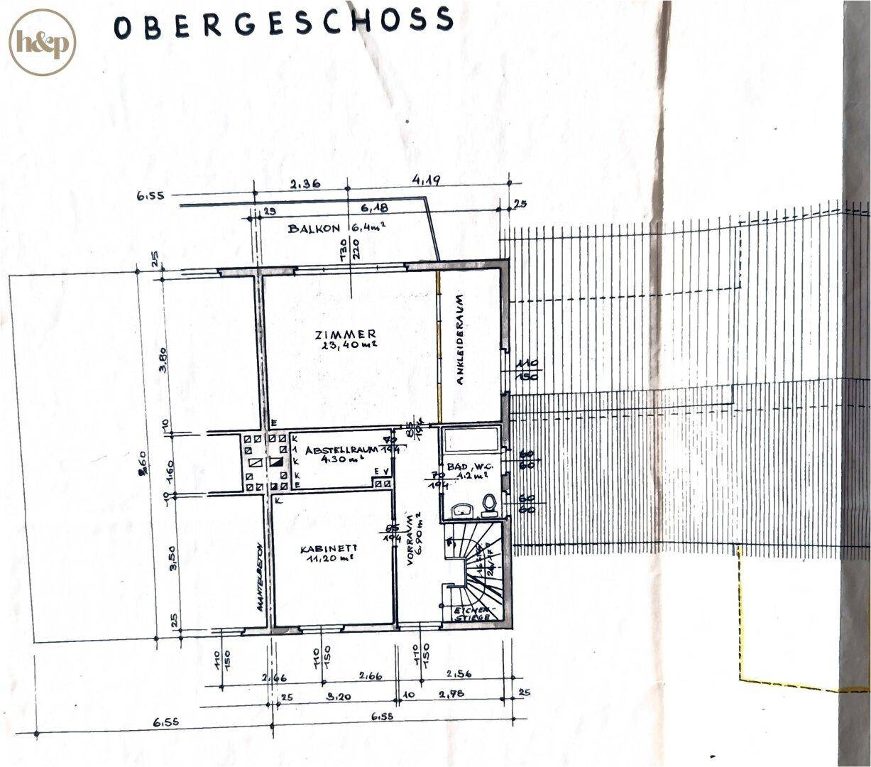 Grundriss des Obergeschosses mit Zimmern, Ankleideraum, Bad und Balkon.
