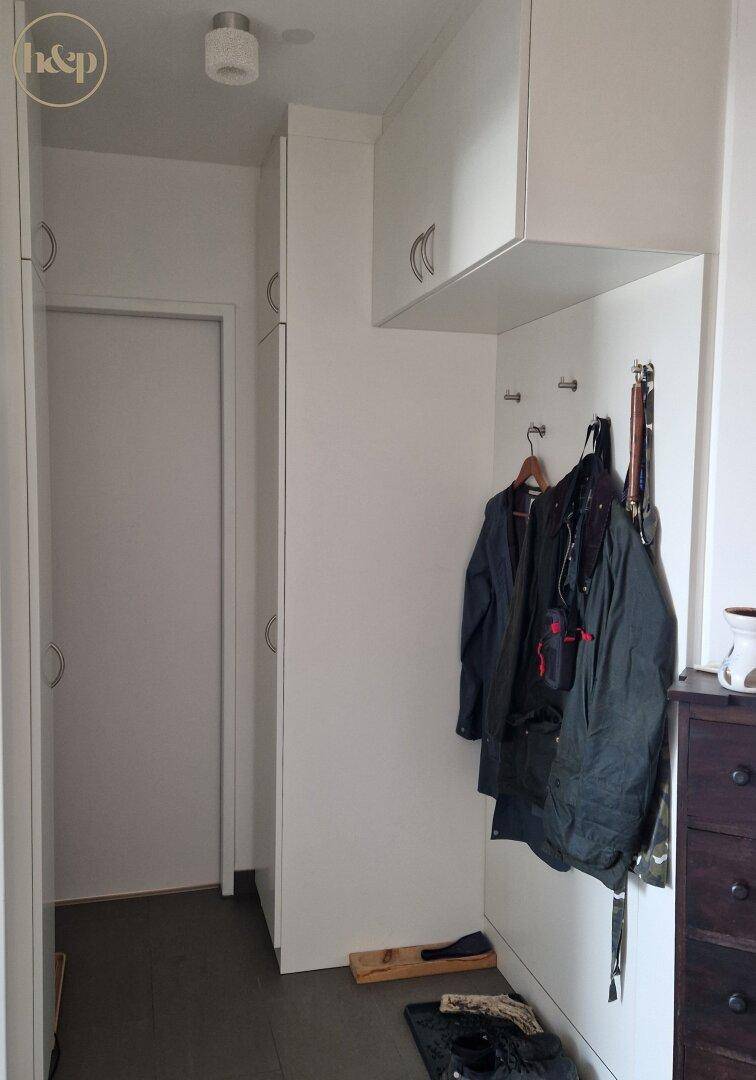 Heller Flur mit praktischen Einbauschränken und Garderobe für zusätzlichen Stauraum.