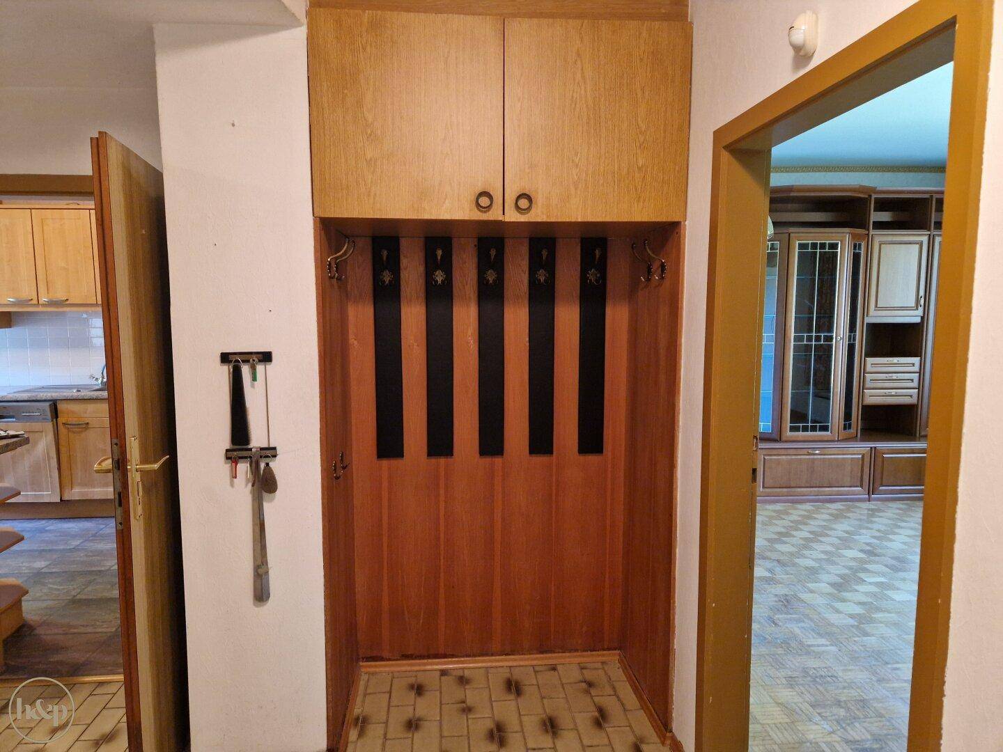 Flur mit Einbauschränken und Garderobe, Blick in angrenzende Räume.
