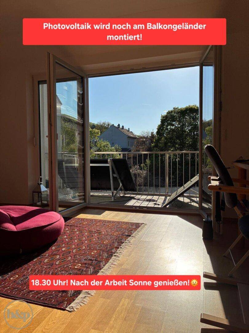Helles Wohnzimmer mit Holzboden und Zugang zu einem sonnigen Balkon mit Photovoltaik.