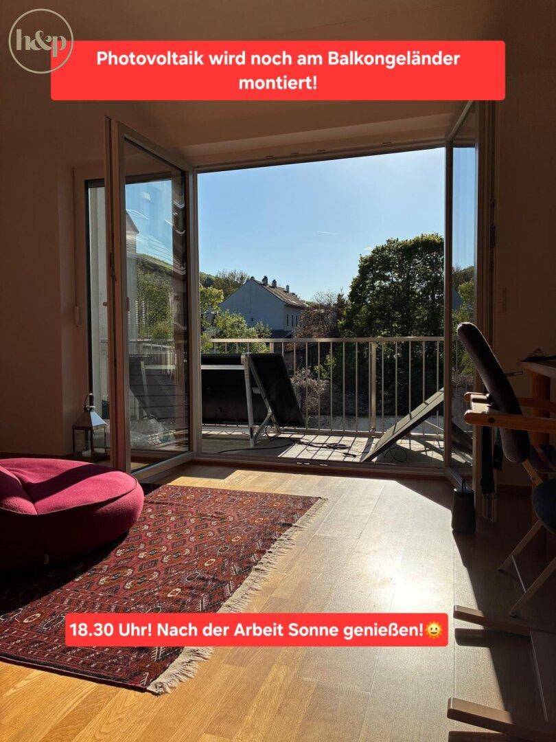 Heller Wohnbereich mit Zugang zum Balkon, der viel Nachmittagssonne bietet.