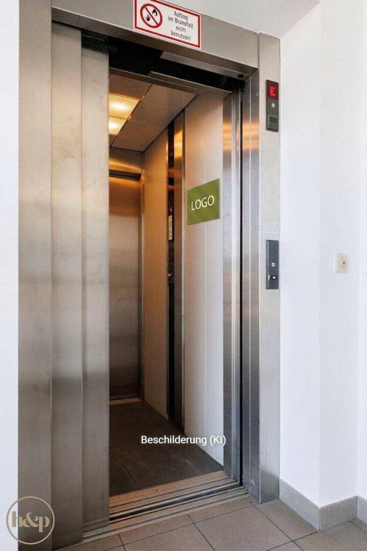 Offener Aufzug mit Edelstahltüren und Bedienfeld, bereit für den Transport zwischen den Etagen.