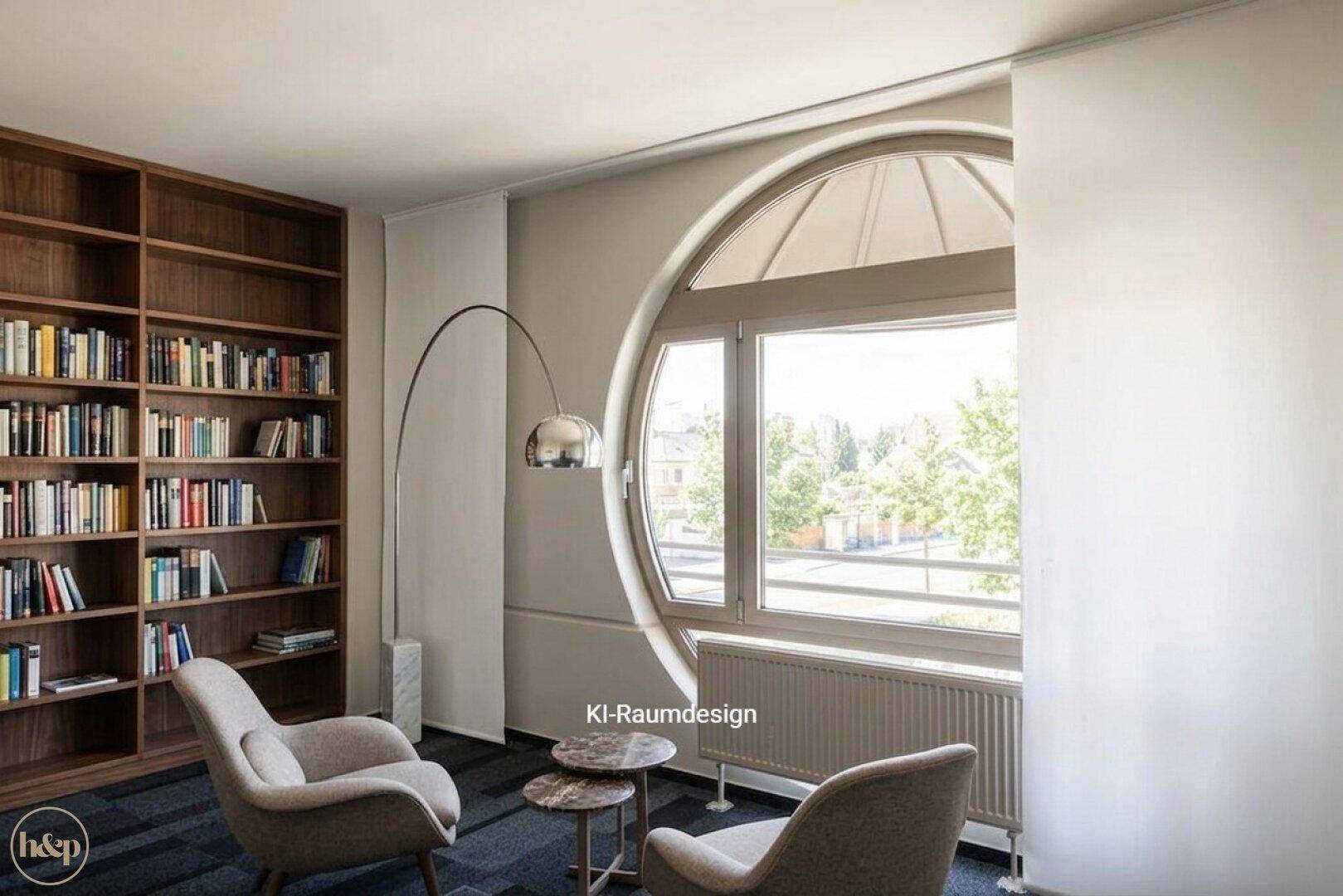 Gemütlicher Bürobereich mit Bücherregal, bequemen Sesseln und Rundfenster, perfekt für entspannte Pausen.
