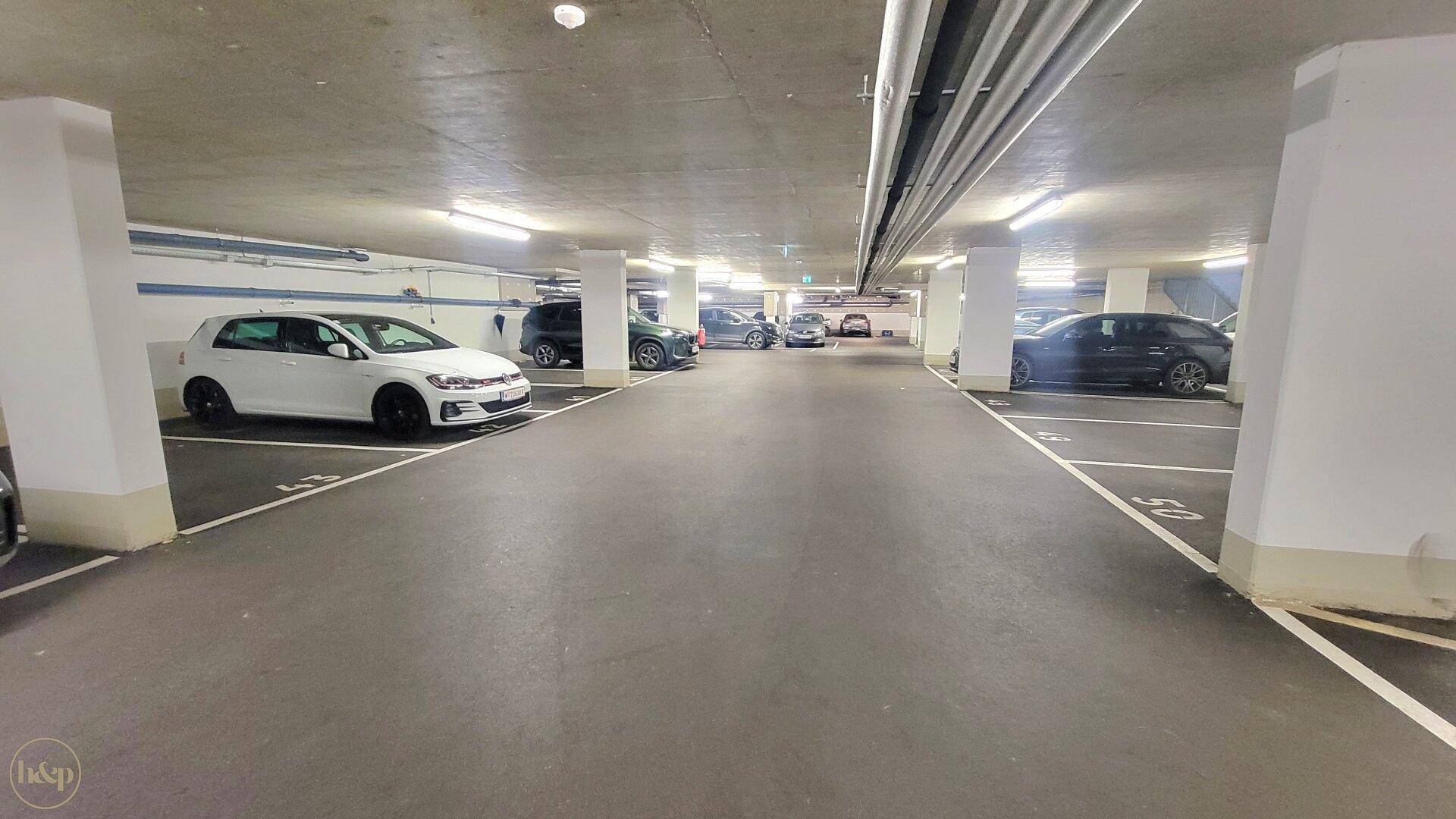 Tiefgarage mit mehreren Stellplätzen und guter Beleuchtung.