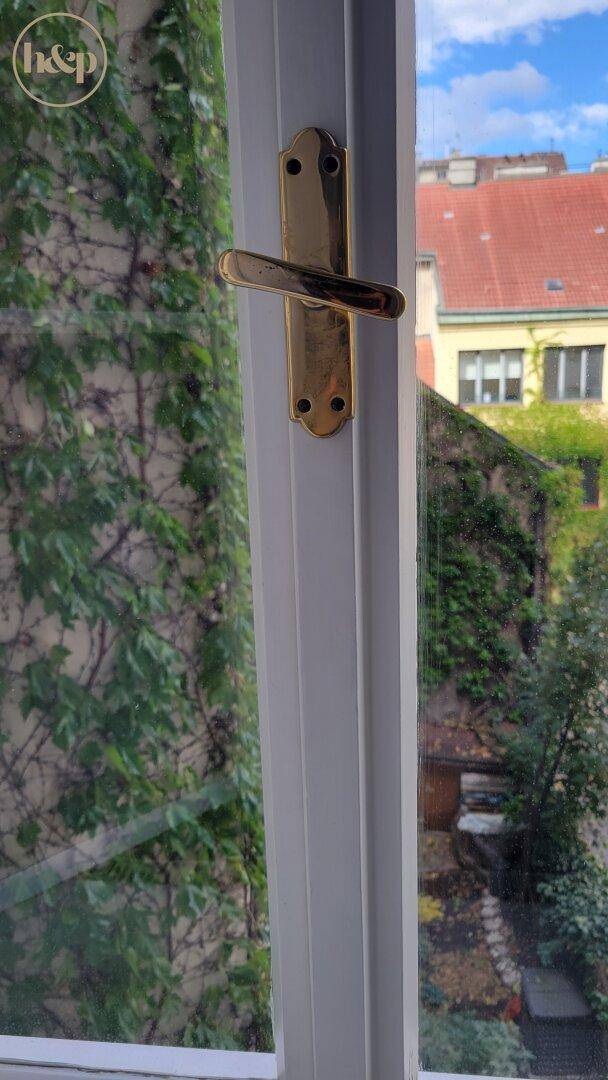 Blick aus dem Fenster auf eine begrünte Fassade und den Innenhof.