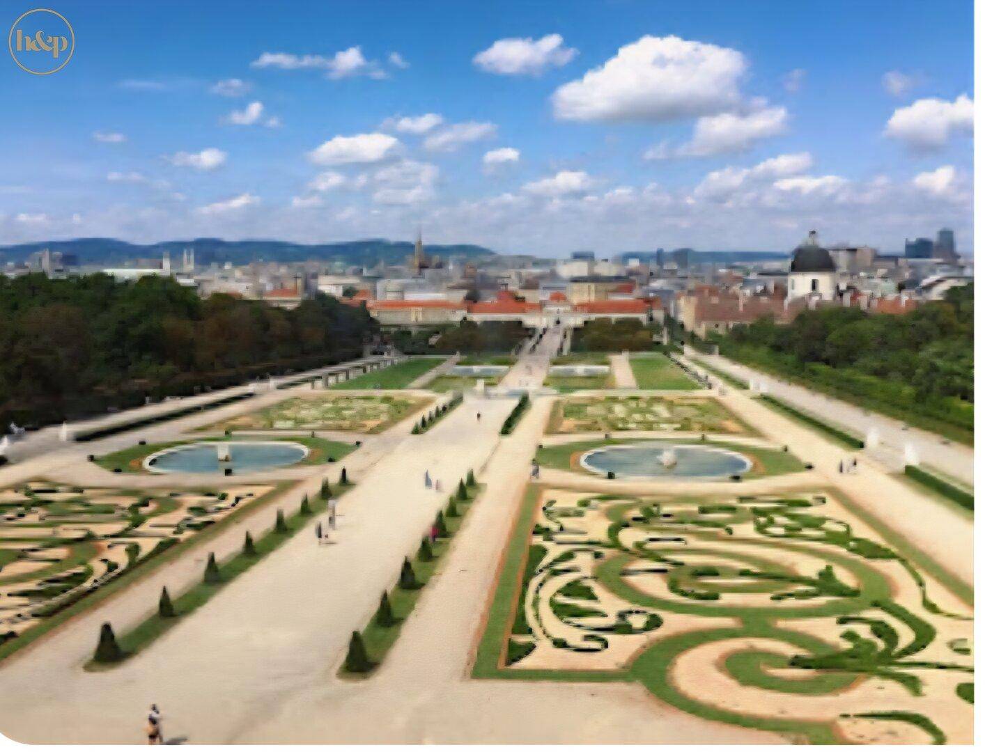 Weitläufige barocke Gartenanlage mit kunstvollen Beeten, Springbrunnen und einem beeindruckenden Stadtpanorama.